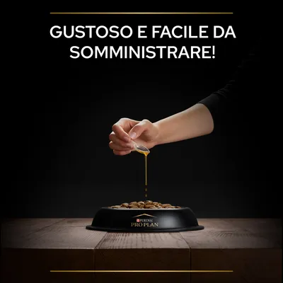 Testo: Gustoso e facile da somministrare! Mano versa liquido su crocchette in una ciotola nera con marchio Purina Pro Plan.