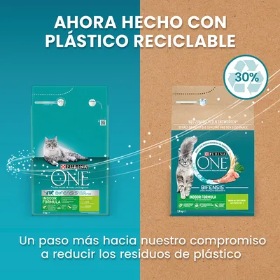 Ahora hecho con plástico reciclable. Purina ONE Indoor Formula para gatos, antes y después del cambio de envase. 30 % símbolo reciclaje. Un paso más hacia nuestro compromiso a reducir los residuos de plástico.