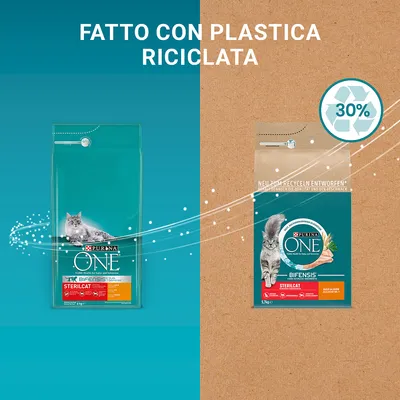 FATTO CON PLASTICA RICICLATA, confezioni di Purina ONE Bifensis Sterilcat per gatti. Simbolo riciclo con 30%.