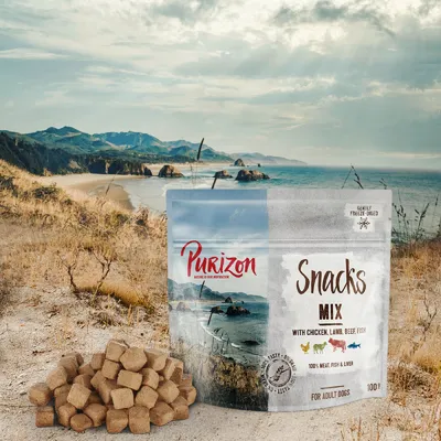 Purizon Snacks Mix with chicken, lamb, beef and fish. Gently freeze-dried treats for adult dogs. Contains 100% meat, fish and liver. 100g pack shown with cube-shaped treats.