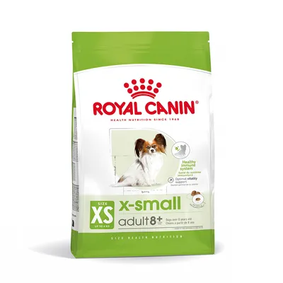 Royal Canin x-small adult 8+ hondenvoer, geschikt voor honden tot 4 kg, afbeelding van kleine hond op de verpakking, tekst: healthy immune system, optimal vitality support.