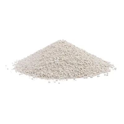 Tas de matériau blanc et granuleux, possiblement litière pour chat ou produit similaire.