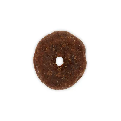 Brauner, runder Snack mit Loch in der Mitte, sichtbar körnige Textur.