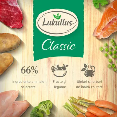 Lukullus Classic. 66% ingrediente animale selectate, fructe și legume, uleiuri și ierburi de înaltă calitate. Text vizibil pe fundal cu carne, pește, cartofi, morcovi, broccoli, mazăre.