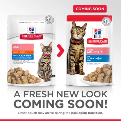 Hill's Science Plan Light Adult 1-6 with Ocean Fish, Chunks & Gravy. Παρουσίαση παλιάς και νέας συσκευασίας με γάτα. Ετικέτα: COMING SOON. Διακριτικό πιστοποίησης vegan ορατό.