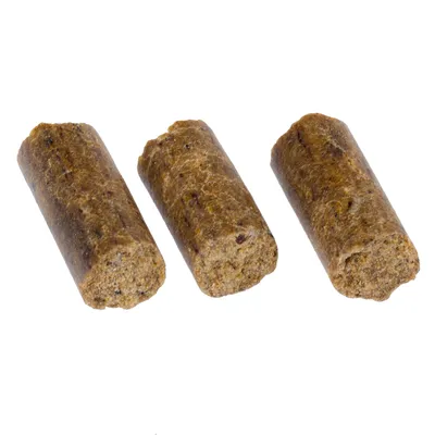 Drei braune, zylindrische Leckerli-Sticks aus gepresstem Material, sichtbar mit körniger Textur.