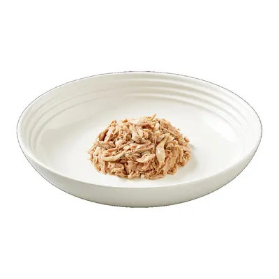 Порция накъсана месна храна, сервирана в бяла купа. Не се виждат марка или етикет.