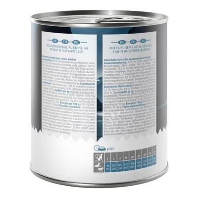 Étiquette de boîte : aliment complet pour chiens adultes, au saumon frais, renne, poulet et myrtilles. Tableau d’alimentation par poids du chien visible en bas.