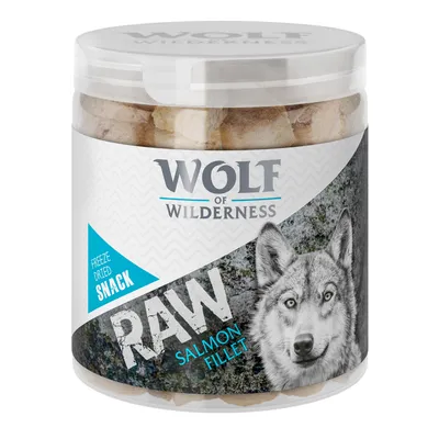 Bøtte med Wolf of Wilderness RAW Salmon Fillet frysetørret snack. Tekst på emballagen: 'FREEZE-DRIED SNACK', 'RAW', 'SALMON FILLET'. Synlige ternede snacks indeni bøtten.
