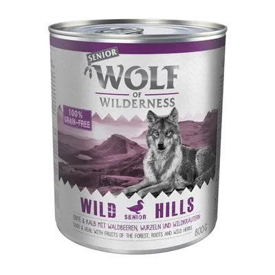 Konzerva Wolf of Wilderness Senior Wild Hills, 800 g. Text: 100% grain-free, duck & veal with fruits of the forest, roots and wild herbs. Obraz vlka na horském pozadí.