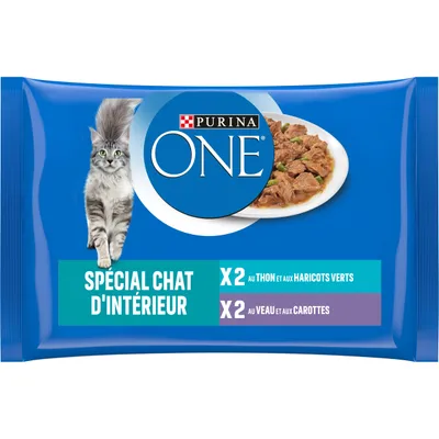 Purina ONE Spécial Chat d’Intérieur, x2 au thon et aux haricots verts, x2 au veau et aux carottes, sachets visibles sur l’emballage.