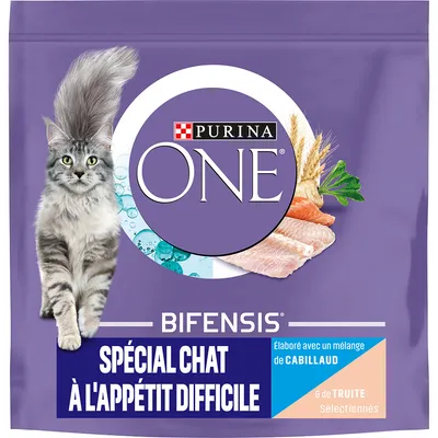 Purina ONE Bifensis macskaeledel csomagolás, lila alapon, nagy fehér cica képpel. Felirat: Spécial chat à l'appétit difficile, élaboré avec un mélange de cabillaud & de truite sélectionnés.