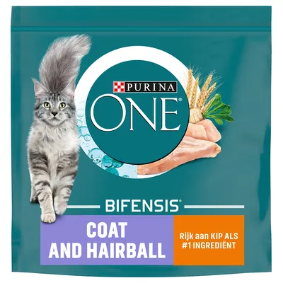 Purina ONE Bifensis Coat and Hairball kattenvoer, rijk aan kip als #1 ingrediënt. Afbeelding van kat, tarwe, peterselie en stukjes kip op de verpakking.