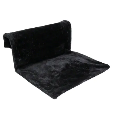 Černá plyšová podložka s ohnutým okrajem, materiál textil, bez viditelné značky nebo textu.