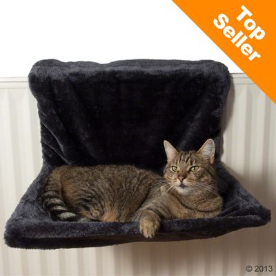 Кот лежит на чёрной плюшевой полке для радиатора. В правом верхнем углу оранжевая надпись: Top Seller.