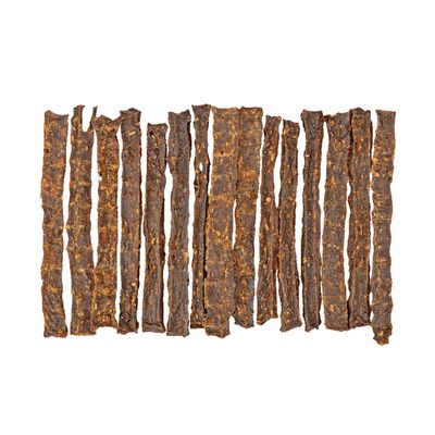 Viacero hnedých prúžkov zo sušeného mäsa, rovnomerne usporiadaných. Produktová fotografia snackov alebo žuvacích produktov.