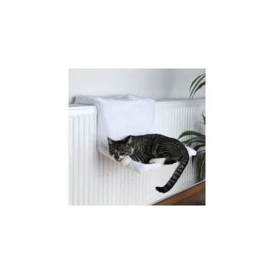 Gråstribet kat ligger på hvid radiatorseng med blødt betræk, monteret på en radiator ved siden af en grøn plante. Produktet og brug vises tydeligt.