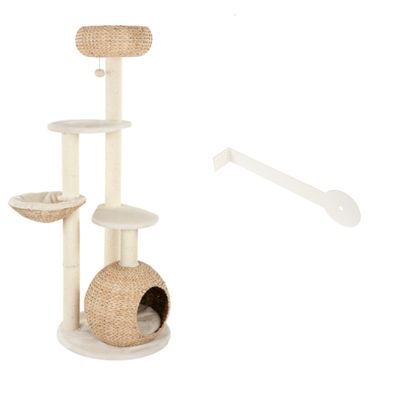 Arbre à chat avec poteaux en sisal, deux paniers tressés, une balle suspendue et plusieurs plateformes, base ronde recouverte de tissu clair.