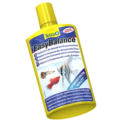 Tetra EasyBalance -pullossa teksti: 'Reduziert die Anzahl der Wasserwechsel', 'Optimises water quality', kuvia akvaariokaloista. Keltainen muovipullo, etiketti sininen ja keltainen.