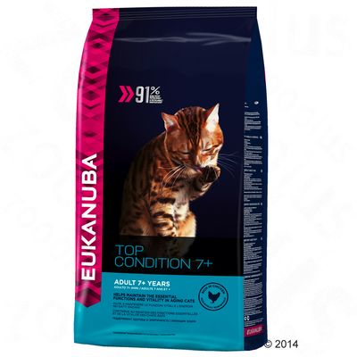 Sac de croquettes Eukanuba Top Condition 7+ pour chats adultes dès 7 ans, texte visible : 91 % protéines animales, saveur poulet, informations en anglais et français sur l’emballage.