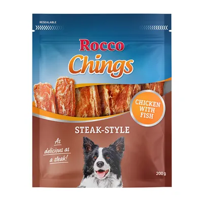 Rocco Chings Steak-Style, kip met vis, 200g. Hersluitbare verpakking met afbeelding van een hond en tekst: 'As delicious as a steak!'. Rocco Chings Steak-Style, kip met vis, 200g. Hersluitbare verpakking met afbeelding van een hond en tekst: 'As delicious as a steak!'.