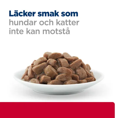 Text: Läcker smak som hundar och katter inte kan motstå. Skål med bitar av våtfoder i sås.