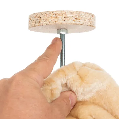 Instrucciones de montaje: mano mostrando la fijación de un tornillo con placa de madera y material de felpa.