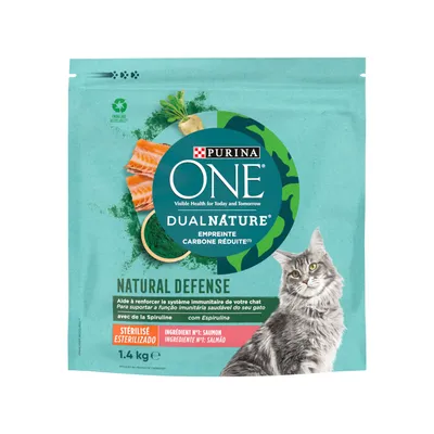 Purina ONE DualNature Natural Defense con spirulina, ingrediente n°1 salmone, sterilizzato, confezione da 1,4 kg. Immagine di un gatto e salmone visibili sulla confezione. Purina ONE DualNature Natural Defense con spirulina, ingrediente n°1 salmone, sterilizzato, confezione da 1,4 kg. Immagine di un gatto e salmone visibili sulla confezione.
