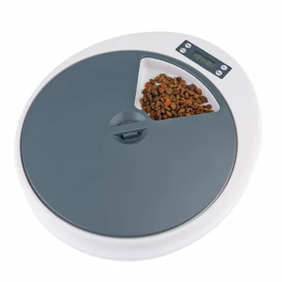 Automatische voerdispenser met digitaal display en een open kamer gevuld met droogvoer.