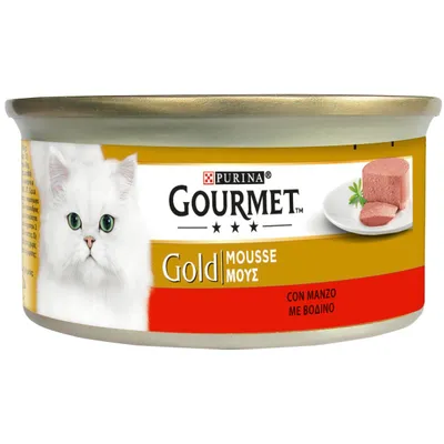 Purina Gourmet Gold Mousse с говеждо, котешка храна в консерва, изображение на бяла котка и сервирана мус на чиния.