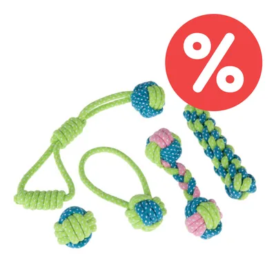 Set aus grünen und blauen Kauspielzeugen aus Seilmaterial mit Rabatt-Symbol in Rot.