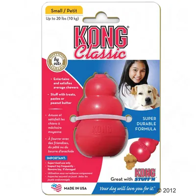 KONG Classic Small, enintään 10 kg koirille. Super Durable Formula. Täytettävä lelu. Made in USA. Sopii KONG Stuff'n -täytteelle. Pakkauksessa englannin- ja ranskankielistä tekstiä.
