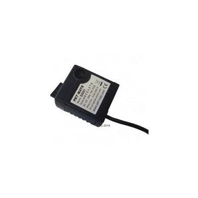 Pet Mate modello 33501, pompa elettrica con etichetta visibile: AC 12V 50Hz 3W, CE, www.pet-mate.com. Cavo nero collegato.