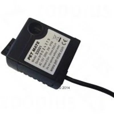 Pet Mate modello 33501, pompa elettrica con etichetta visibile: AC 12V 50Hz 3W, CE, www.pet-mate.com. Cavo nero collegato.