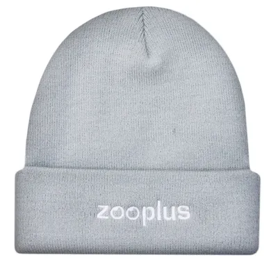 Szürke kötött sapka elöl hímzett fehér „zooplus” felirattal.