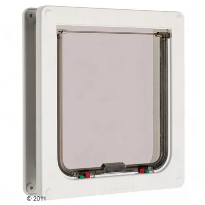 Kattelem i hvid plastik med gennemsigtig svingdør, mærket Cat Mate. Nederst synlige røde og grønne låseknapper. Kattelem i hvid plastik med gennemsigtig svingdør, mærket Cat Mate. Nederst synlige røde og grønne låseknapper.