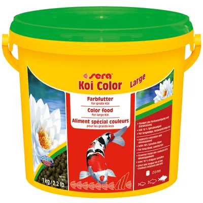 Sera Koi Color Large, kleurvoer voor grote koi, emmer van 1 kg. Tekst op verpakking in meerdere talen: Farbfütter, Color food, Aliment spécial couleurs. Afbeelding van een koi-karper.