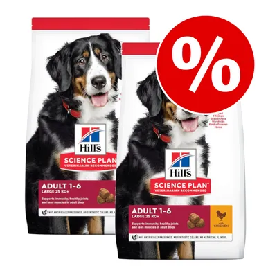To poser Hill's Science Plan Adult 1-6 Large 25 kg+ hundefoder med kylling, rød procenttegn indikerer tilbud. Synlig tekst: Supports immunity, healthy joints and lean muscles in adult dogs.