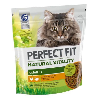 Sachet de croquettes Perfect Fit Natural Vitality adult 1+ au poulet et à la dinde, 70 % des protéines d’origine animale, élaboré avec des ingrédients naturels. Chat sur l’emballage.