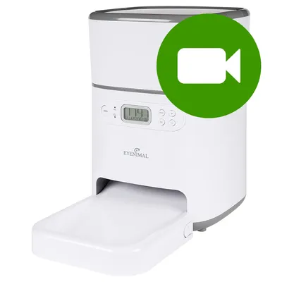 Automatyczny podajnik karmy EYENIMAL z wyświetlaczem cyfrowym i przyciskami sterującymi, widoczna tacka na karmę. Zielona ikona kamery w prawym górnym rogu. Automatyczny podajnik karmy EYENIMAL z wyświetlaczem cyfrowym i przyciskami sterującymi, widoczna tacka na karmę. Zielona ikona kamery w prawym górnym rogu.