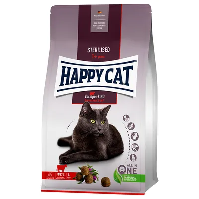 Pienso para gatos Happy Cat Sterilised 1+ years, Voralpen Rind bavarian beef. Imagen de un gato negro, croquetas y símbolos de beneficios. Natural Life Concept. Made in Germany.