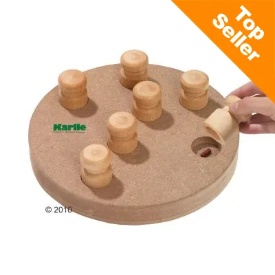 Karlie trælegetøj med runde brikker på cirkulær plade, en hånd løfter en brik for at afsløre godbid. Orange hjørne med teksten Top Seller. Karlie trælegetøj med runde brikker på cirkulær plade, en hånd løfter en brik for at afsløre godbid. Orange hjørne med teksten Top Seller.