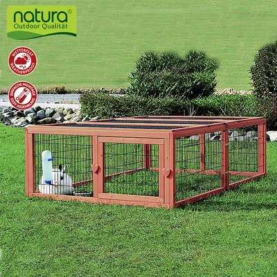 Natura Outdoor Qualität wooden enclosure with mesh walls, weatherproof and easy to assemble. Shown with water bottle and rabbit on green grass.