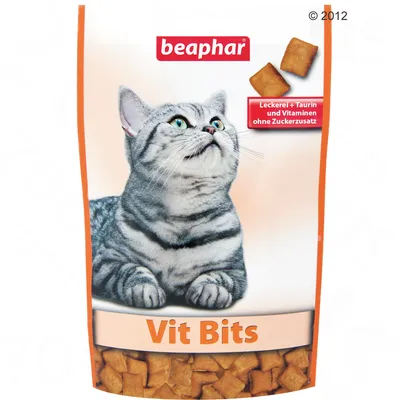 Obal beaphar Vit Bits s obrázkem šedé kočky, dvěma kousky pamlsku a textem: Leckerei + Taurin und Vitaminen ohne Zuckerzusatz. Obal beaphar Vit Bits s obrázkem šedé kočky, dvěma kousky pamlsku a textem: Leckerei + Taurin und Vitaminen ohne Zuckerzusatz.