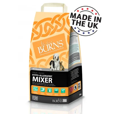Burns Adult Senior Hypo-Allergenic Mixer hundefoder, 2 kg pose med tekst: Made in the UK. Billede af tre hunde på forsiden. Synlig tekst om ingredienser og egenskaber. Burns Adult Senior Hypo-Allergenic Mixer hundefoder, 2 kg pose med tekst: Made in the UK. Billede af tre hunde på forsiden. Synlig tekst om ingredienser og egenskaber.