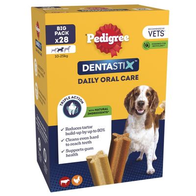 Pedigree Dentastix Daily Oral Care, big pack of 28 for 10-25kg pets. Triple action: reduces tartar by up to 80%, cleans hard to reach teeth, supports gum health. With natural ingredients.