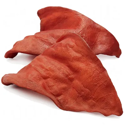 Dos orejas de cerdo deshidratadas de color marrón rojizo, sin envase ni marca visible, sobre fondo blanco. Dos orejas de cerdo deshidratadas de color marrón rojizo, sin envase ni marca visible, sobre fondo blanco.