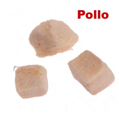 Tre cubetti di carne chiara con la scritta Pollo in rosso in alto a destra.