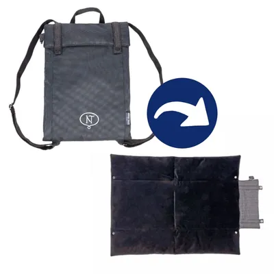 Schwarzer Rucksack mit NT-Logo, der zu einer schwarzen, rechteckigen Matte entfaltet werden kann.