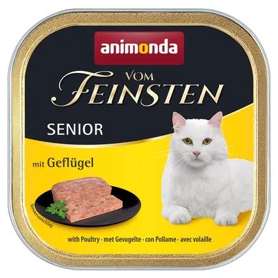 Barquette Animonda Vom Feinsten Senior mit Geflügel, pâtée pour chat senior avec volaille, image d’un chat blanc et d’une portion de pâtée sur assiette noire. Texte en allemand et anglais.